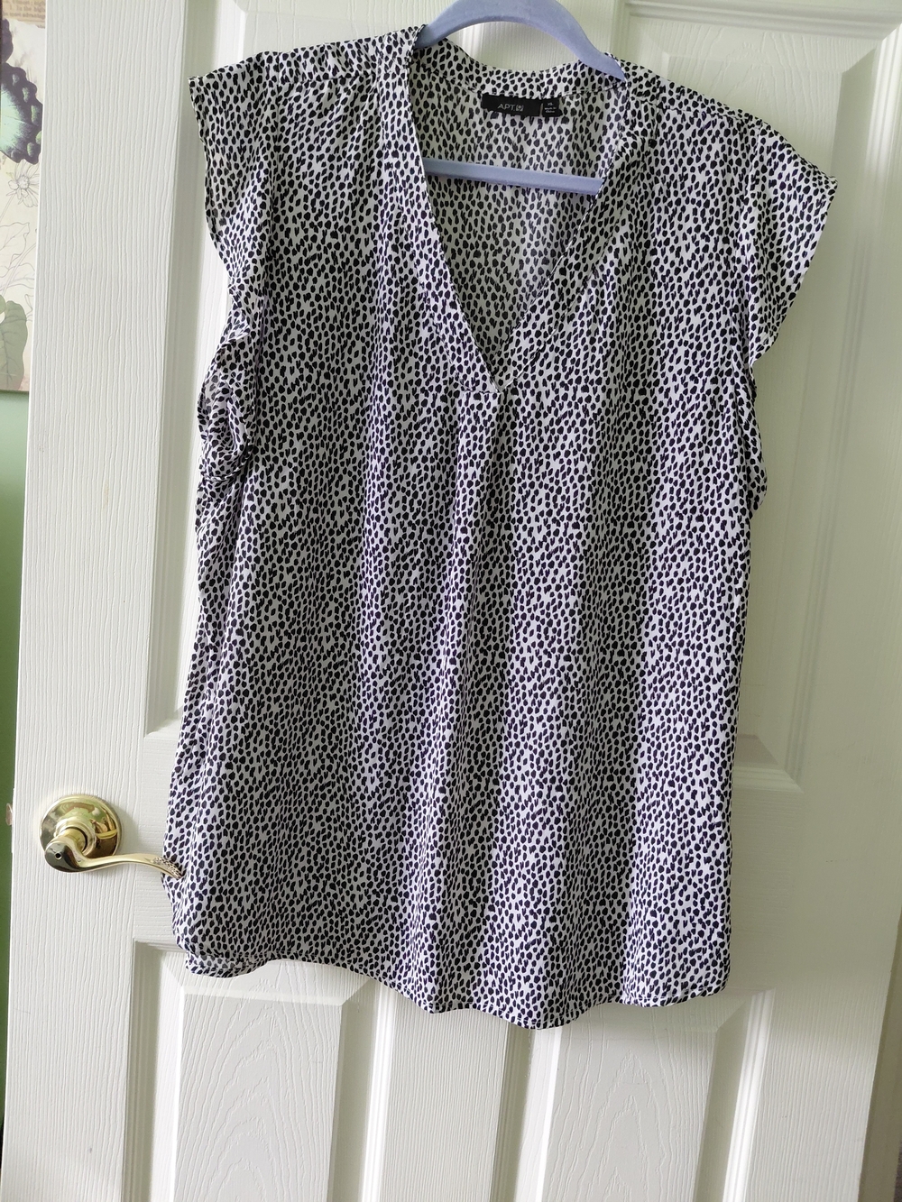 Apt. 9 Black and White V-Neck Cap Sleeve Blouse with Spot Print